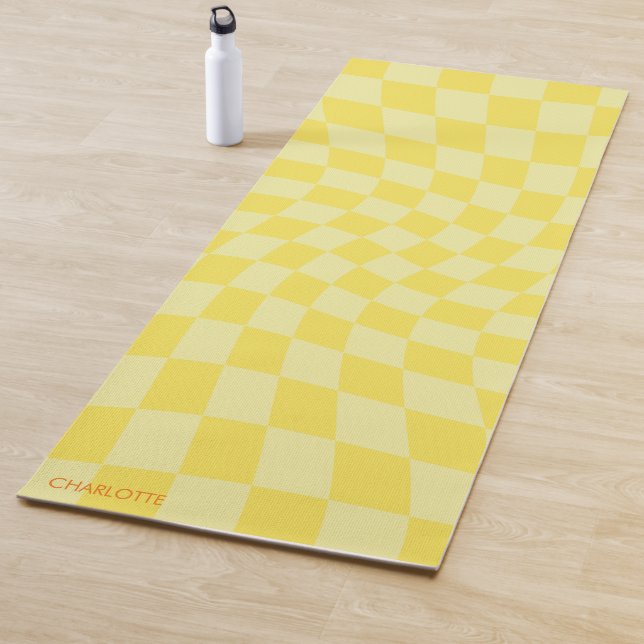 Tapis De Yoga À damiers rétro-Jaune personnalisé (En situation)