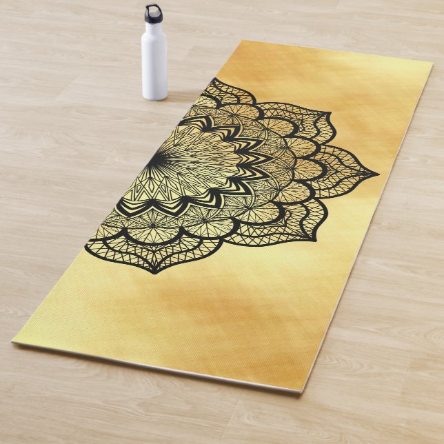 Tapis de Yoga à Mandala Noir sur Fond Doré Doux (En situation)