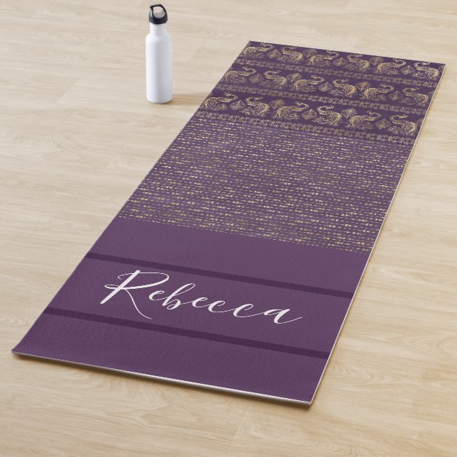 Tapis de yoga à monogramme tribal violet (En situation)