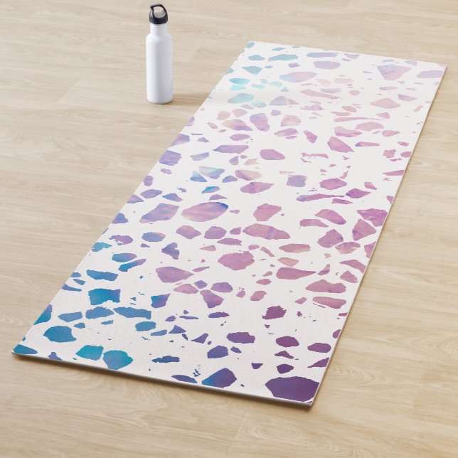 Tapis De Yoga Abstrait Terrazzo Mosaic rose et Motif bleu (En situation)