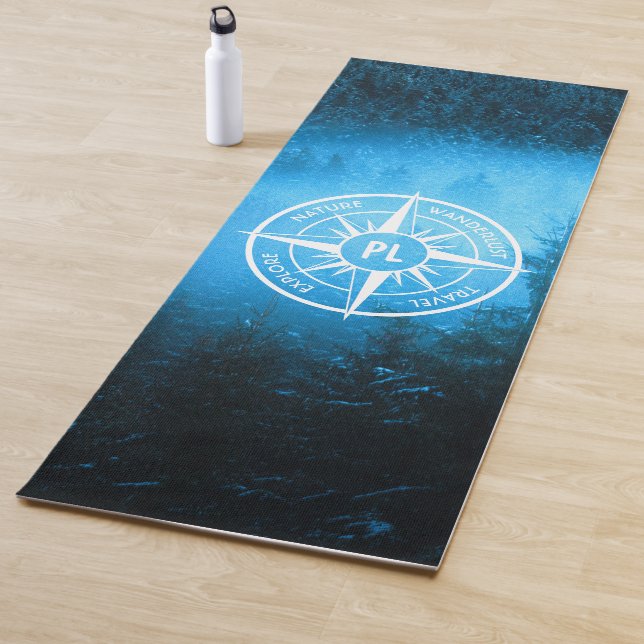 Tapis De Yoga Aiguille de compas monogramme brouillard dans la f (En situation)