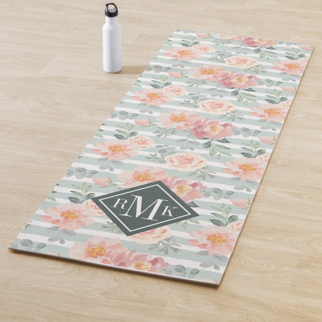 Tapis De Yoga Ajoutez votre motif rose de rayure du monogramme | (En situation)