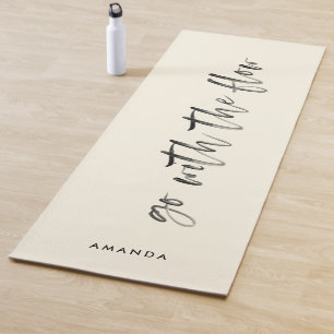 Tapis De Yoga Aller Avec Les Mots Blanches De Crème De Flux