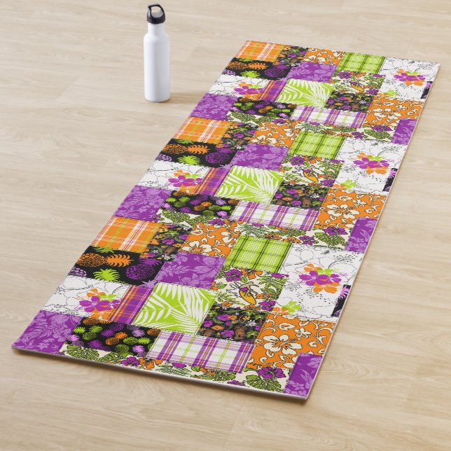 Tapis De Yoga Aloha Patchwork Hawaiian Tropical Prints - Violet (En situation)