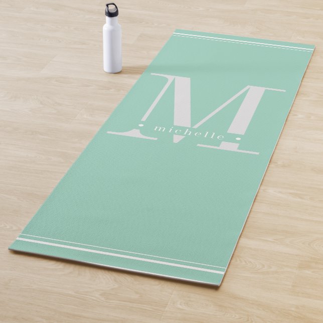 Tapis De Yoga Aqua doux minimal et monogramme blanc (En situation)