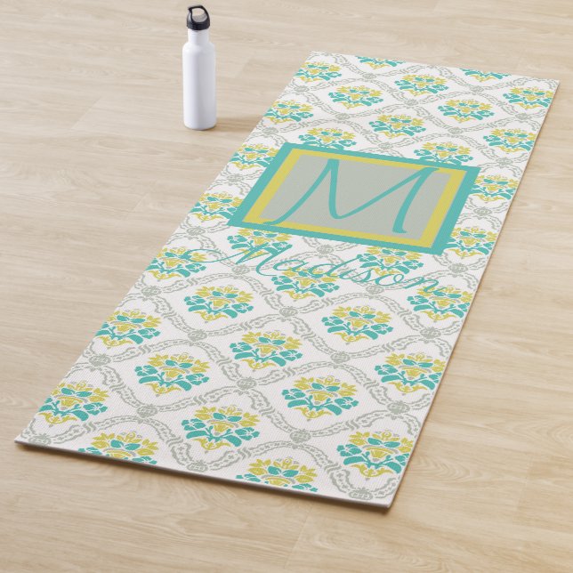Tapis De Yoga Aqua Grey et Chartreuse Monogramme tendance (En situation)