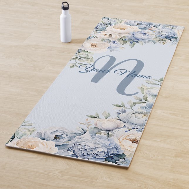 Tapis De Yoga Aquarelle bleu Dusty Fleurs d'ivoire Feuille Rusti (En situation)