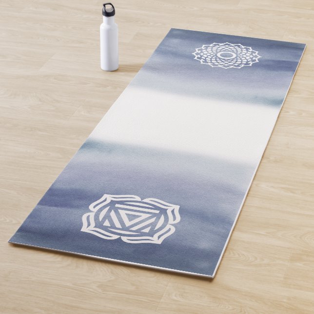 Tapis De Yoga Aquarelle bleu et blanc Couronne et racine Chakra (En situation)