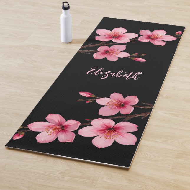 Tapis De Yoga Aquarelle Cherry Blossom rose noir Monogramme (En situation)