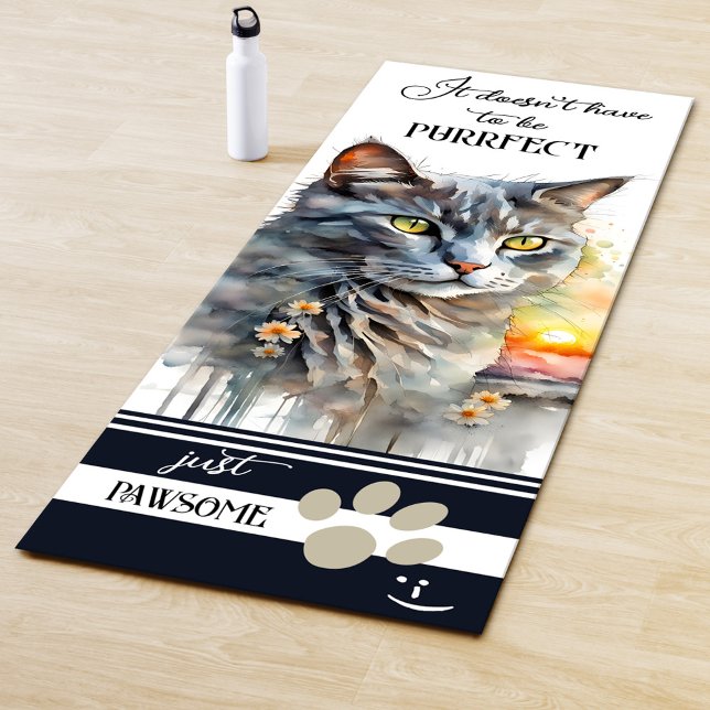 Tapis De Yoga Aquarelle perfectioniste de chats drôle (Yoga mat featuring a watercolor painting of a tabby cat with paw print and your own funny texts)