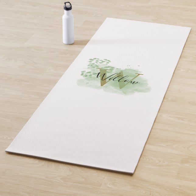 Tapis De Yoga Aquarelle verte personnalisée et initiale florale (En situation)