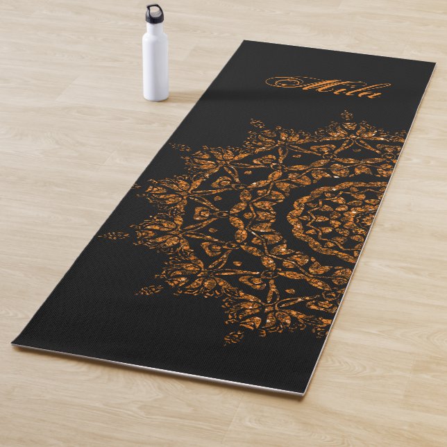 Tapis De Yoga Arrière - plan de mandala en or noir (En situation)