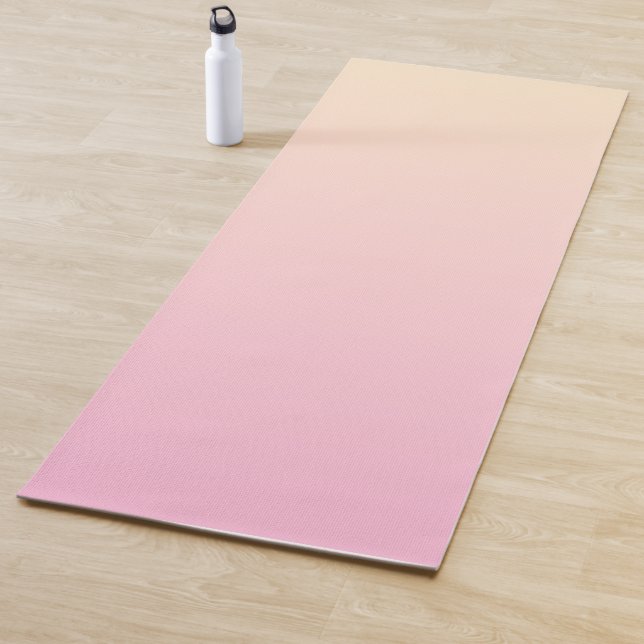 Tapis De Yoga Arrière - plan dégradé rose pâle et jaune (En situation)