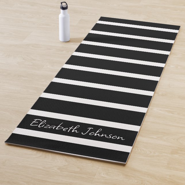 Tapis De Yoga Bande moderne noire et blanche Personnalisée (En situation)