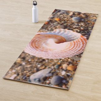 TAPIS DE YOGA BÂTIMENT DE MER PAISIBLE SUR PLAGE DE GALETS PHOTO