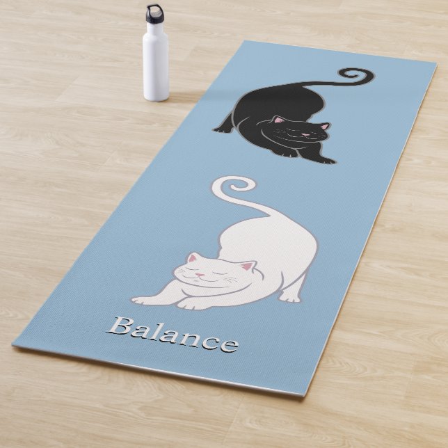 Tapis De Yoga Beau Chats de Yoga noir & blanc sur Bleu clair (En situation)