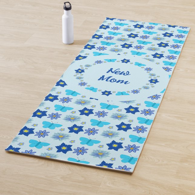 Tapis De Yoga Bébé bleu Papillons et fleurs personnalisés (En situation)