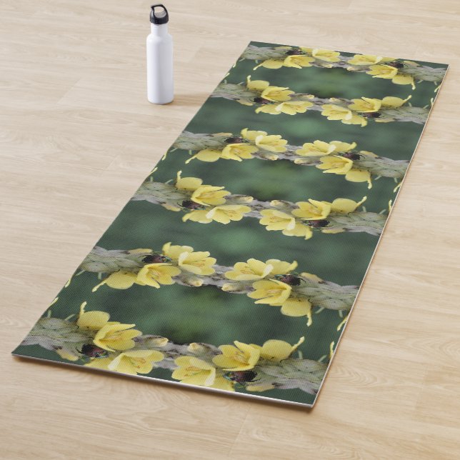 Tapis De Yoga Beetle sur Wild Mullein Flower Abstrait (En situation)