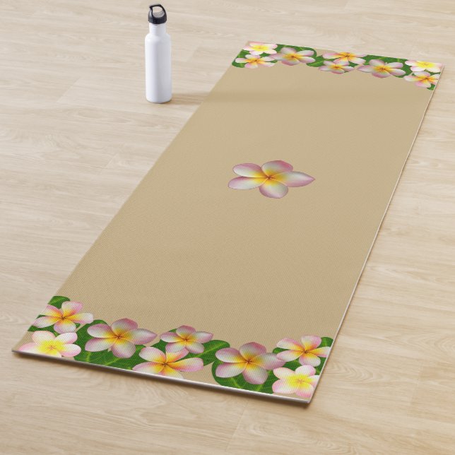 Tapis De Yoga Belles fleurs frangipaniennes sur beige clair (En situation)
