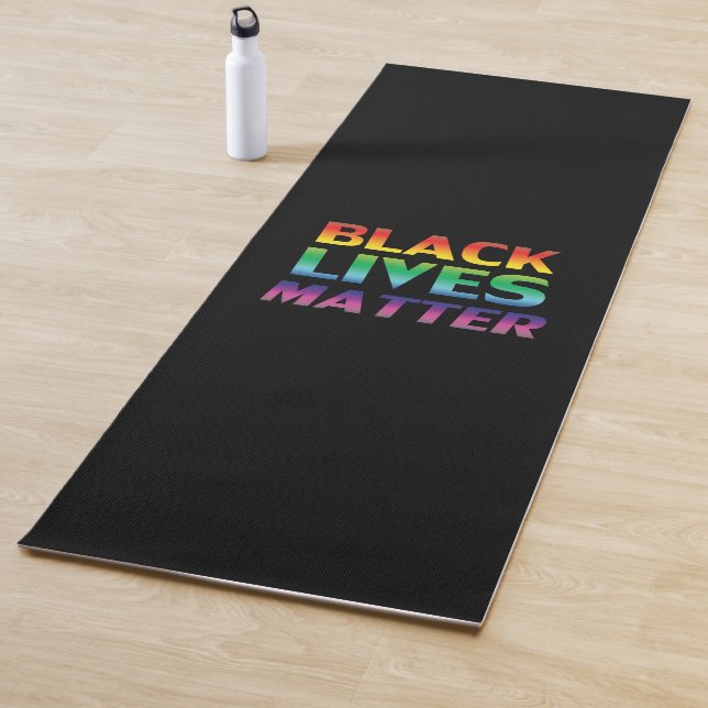 Tapis De Yoga Black Lives Matt Rainbow typographie lgbt noir (En situation)