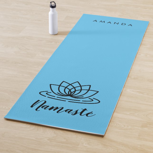 Tapis de yoga bleu avec lotus pour enseignant ou i (En situation)