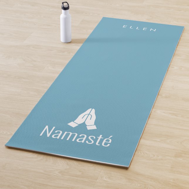 Tapis de yoga bleu avec Namasté mains ensemble icô (En situation)