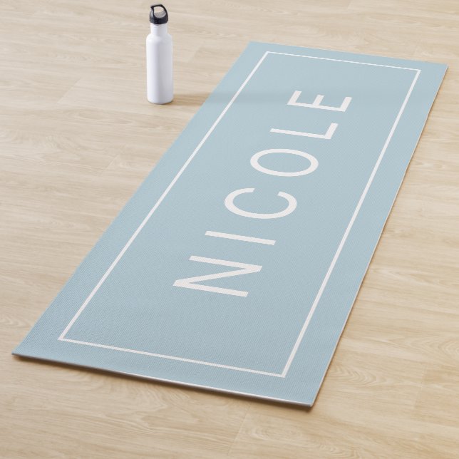 Tapis De Yoga Bleu cool avec nom en gros caractères (En situation)