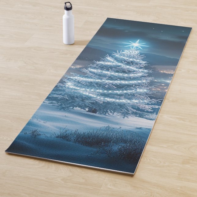 Tapis De Yoga Blue Glowing Winter Night Christmas Tree (En situation)