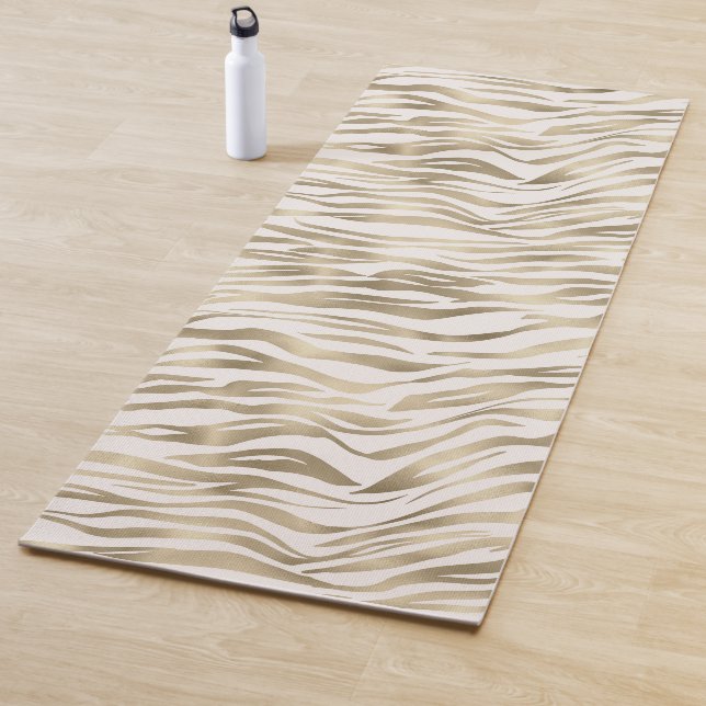 Tapis De Yoga Blush à imprimé zèbre or (En situation)