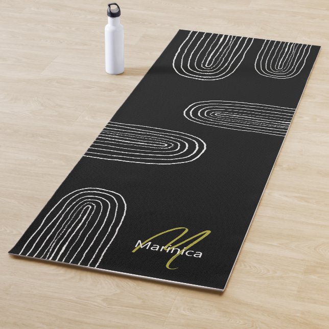 Tapis De Yoga Boho Chic Milieu du Siècle Monogramme Arc-en-Ciel (En situation)