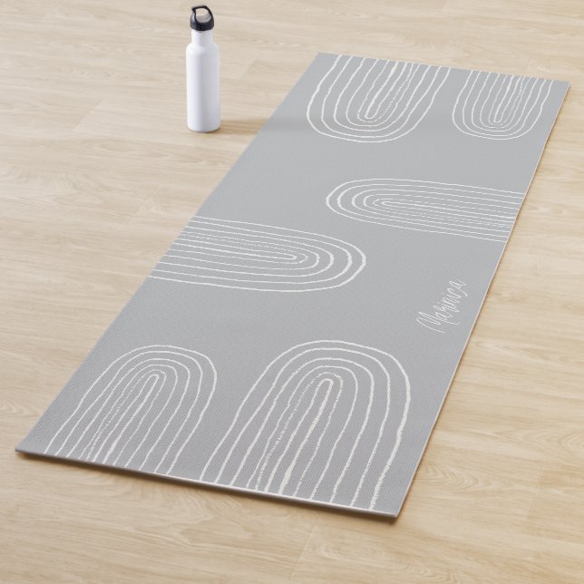 Tapis De Yoga Boho Grey Mid Century Chic Rainbow Monogramme (En situation)
