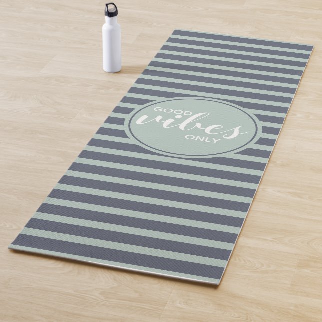 Tapis De Yoga Bonne Vibes Uniquement Typographie Bleue et Verte  (En situation)