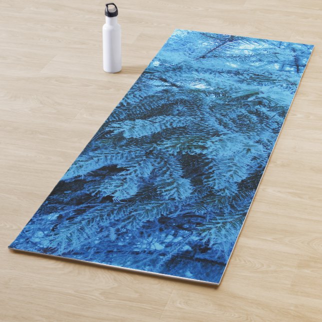 Tapis De Yoga Branches d'épinette de forêt neigeuse (En situation)