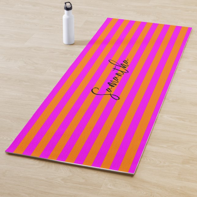 Tapis De Yoga Bright Orange Hot Rose Strip Motif Nom personnalis (En situation)