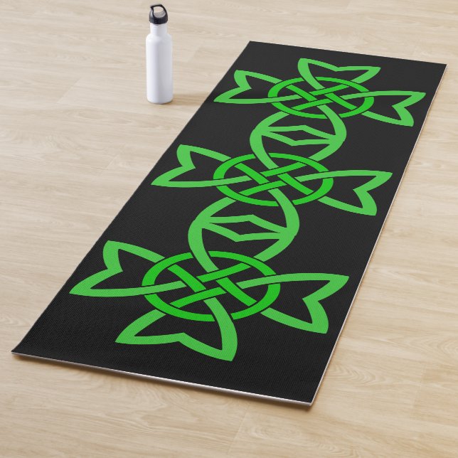 Tapis De Yoga Brillant Vert Irlandais Celtique Boucle sur Noir (En situation)