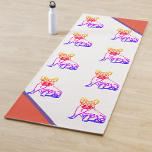 Bulldog français avec yogamatte de coeur