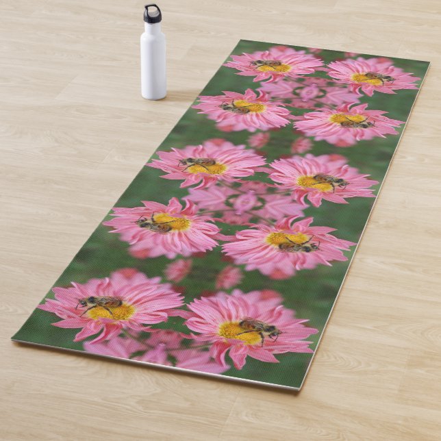 Tapis De Yoga Bumble Bee On Rose Daisy Flower Abstrait (En situation)