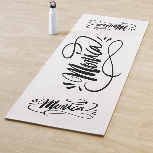 Tapis De Yoga Cadeau de yoga personnalisé avec le nom Monica (En situation)