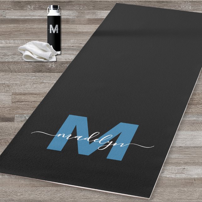 Tapis De Yoga Calligraphie Chic Personnalisée Nom Monogram Blue (Personalized Chic Calligraphy Name Monogram Blue Yoga Mat)