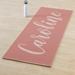 Tapis De Yoga Calligraphie minimaliste en terre cuite personnali<br><div class="desc">Serviette de yoga simple avec design de nom moderne et élégant personnalisé en lettrage à la main sur un arrière - plan doux en terre cuite.</div>