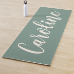 Tapis De Yoga Calligraphie minimaliste Sage Green Personnalisée<br><div class="desc">Serviette de yoga simple avec design de nom moderne et élégant personnalisé en lettrage à la main sur un arrière - plan vert sage doux.</div>
