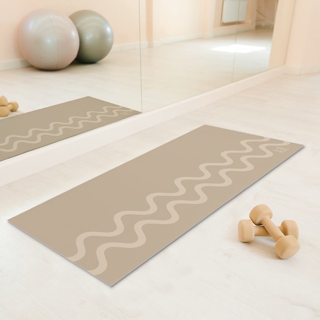 Tapis De Yoga Calm Beige Modern Minimal Wavy Lines With Initials (Disclaimer: This image is a digital mockup.)