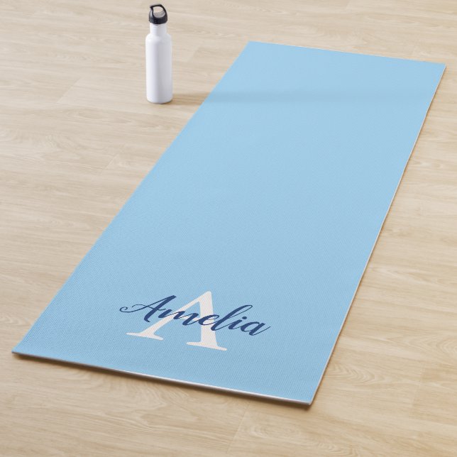 Tapis De Yoga Calme bleu Monogramme Script Yoga Mat (En situation)