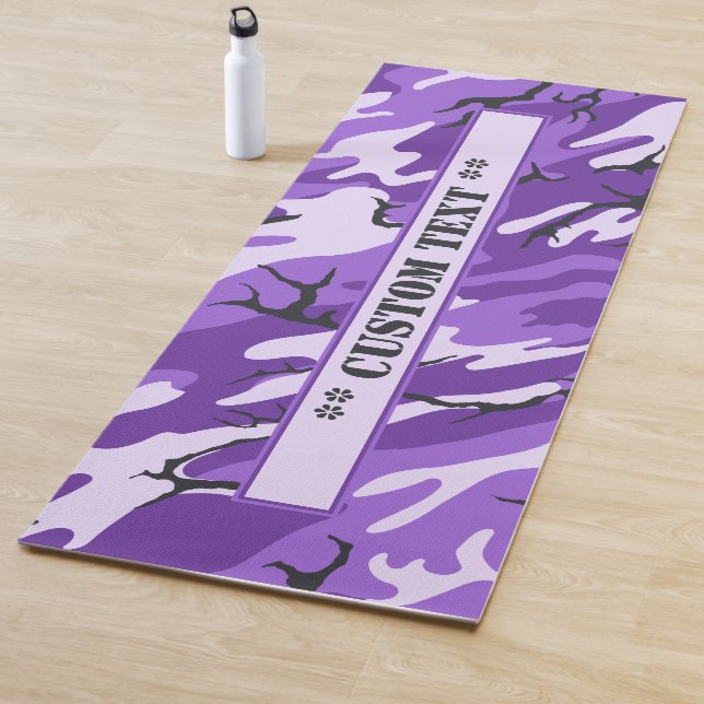 Tapis De Yoga Camo pourpre avec le texte fait sur commande (En situation)