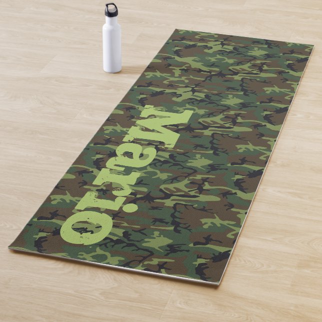 Tapis de yoga camouflage avec monogramme et nom po (En situation)