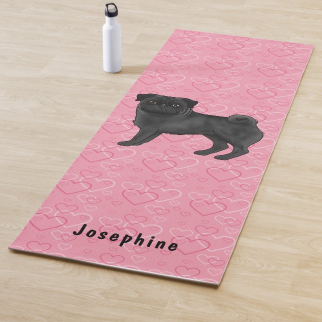 Tapis De Yoga Carlin noir Mops et coeurs roses avec nom (En situation)