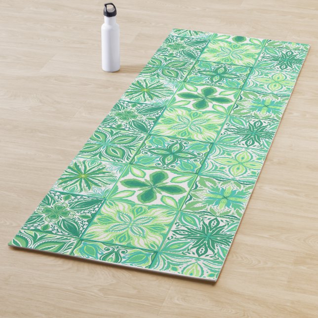 Tapis De Yoga Carreaux décorés en vert et blanc (En situation)