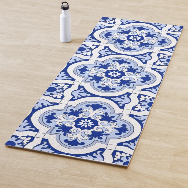 Tapis De Yoga Carrelage italien, majolica, bleu et blanc motif   (En situation)