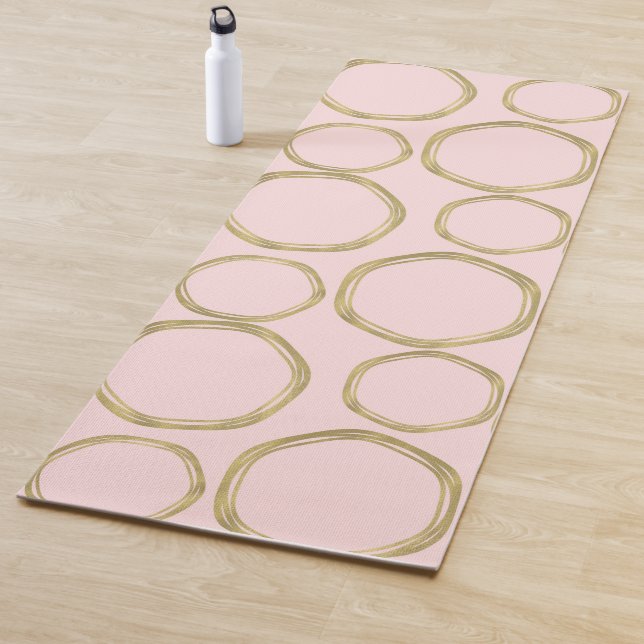 Tapis De Yoga Cercles dorés et rose tendre chic moderne tendance (En situation)