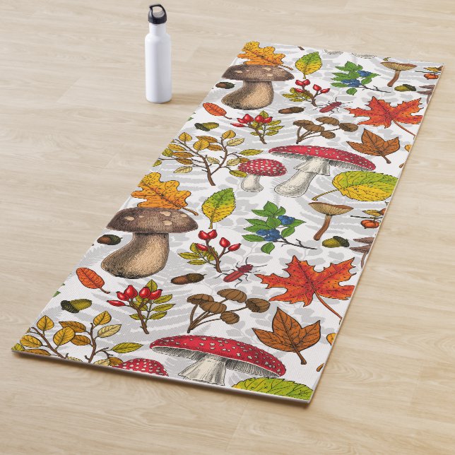 Tapis De Yoga Champignons d'automne, feuilles, noix et baies sur (En situation)